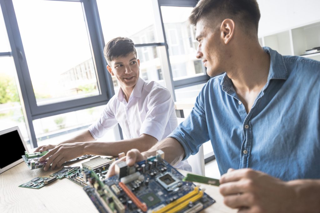 Técnicos trabajando en tecnología reacondicionada