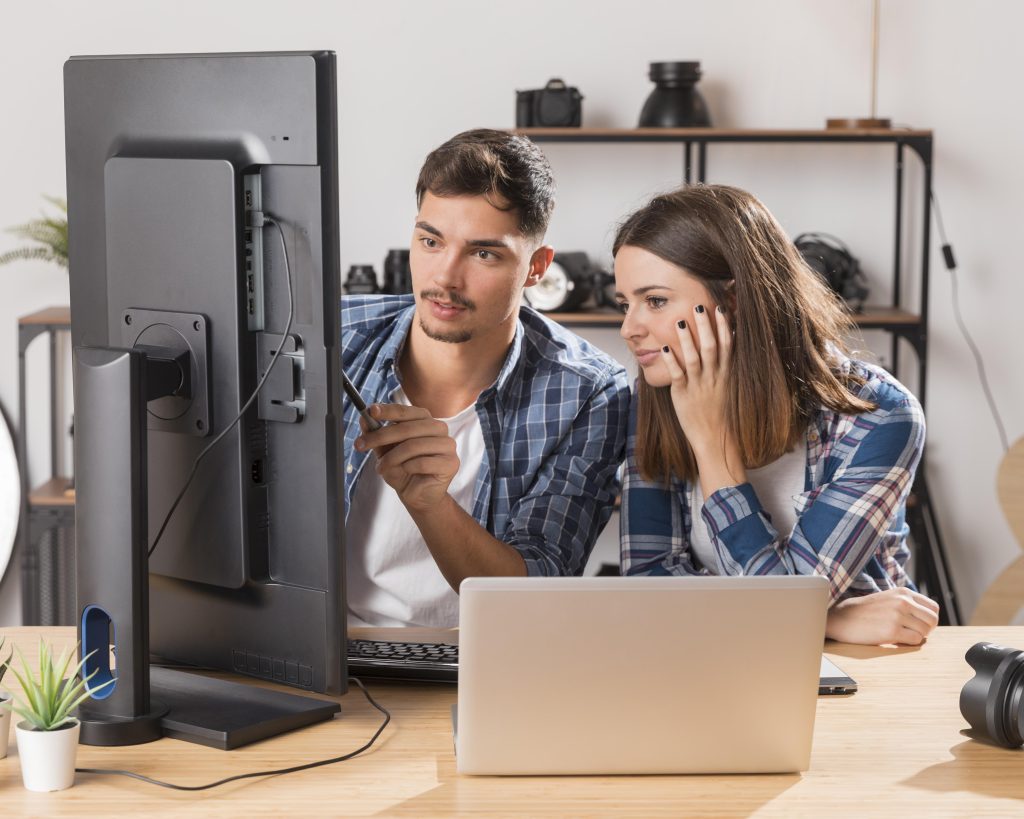 dos personas viendo la pantalla