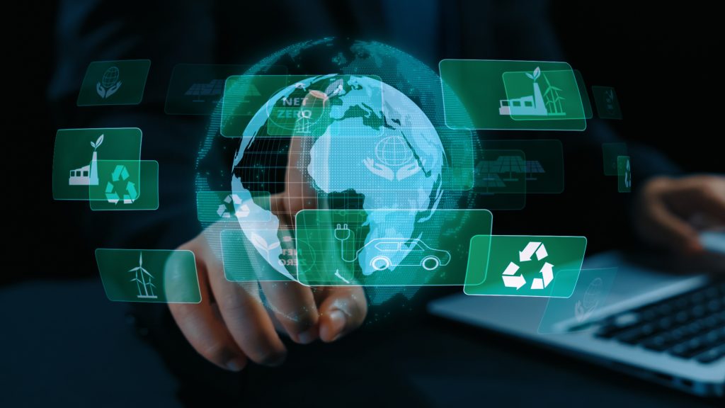 persona apuntando a empresa ecológica y sostenible